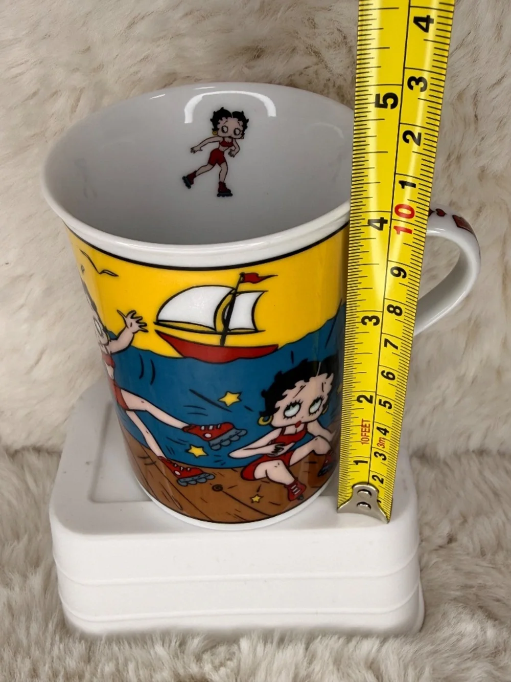 Vintage Betty Boop Roller Skate Coffee Mug Sailboat Boardwalk Cartoon Cup